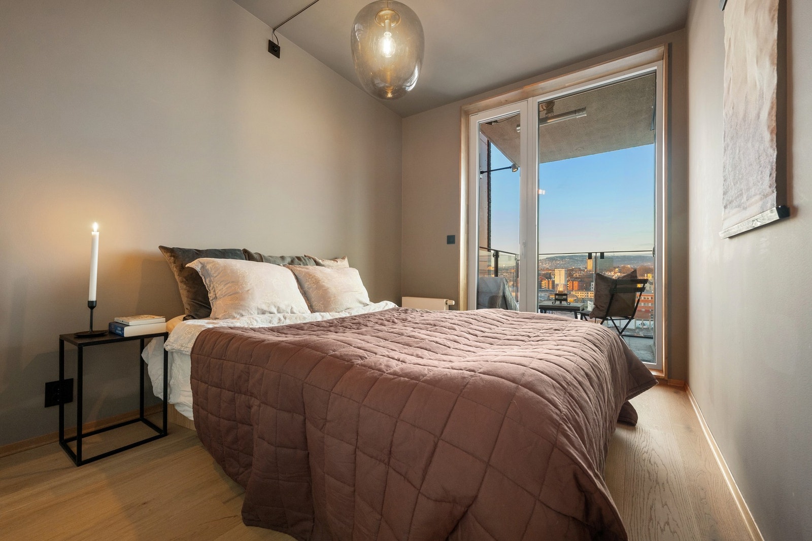 Hovedsoverommet har god plass til ønsket møblering, og har direkte utgang til boligens balkong. Galleribilde