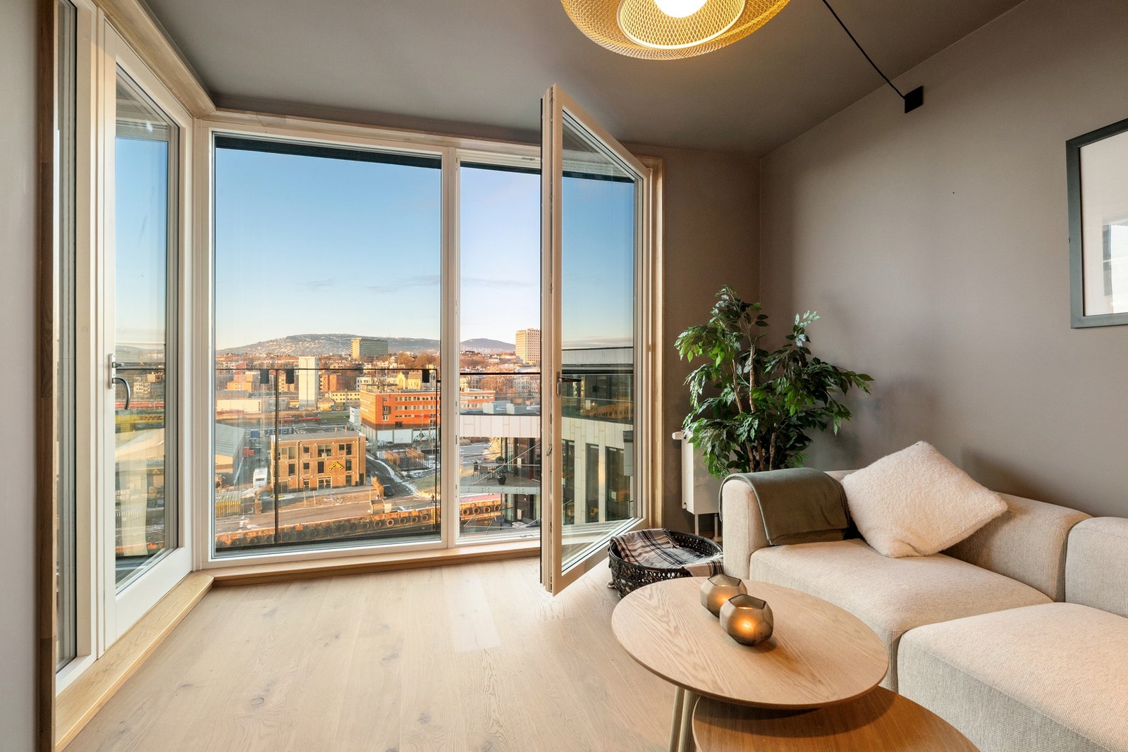 Dette er en treroms leilighet som nylig er oppgradert med nytt gulv, nymalte overflater, nye eiekdører, nye kjøkkenfronter og utvidet entré. Galleribilde