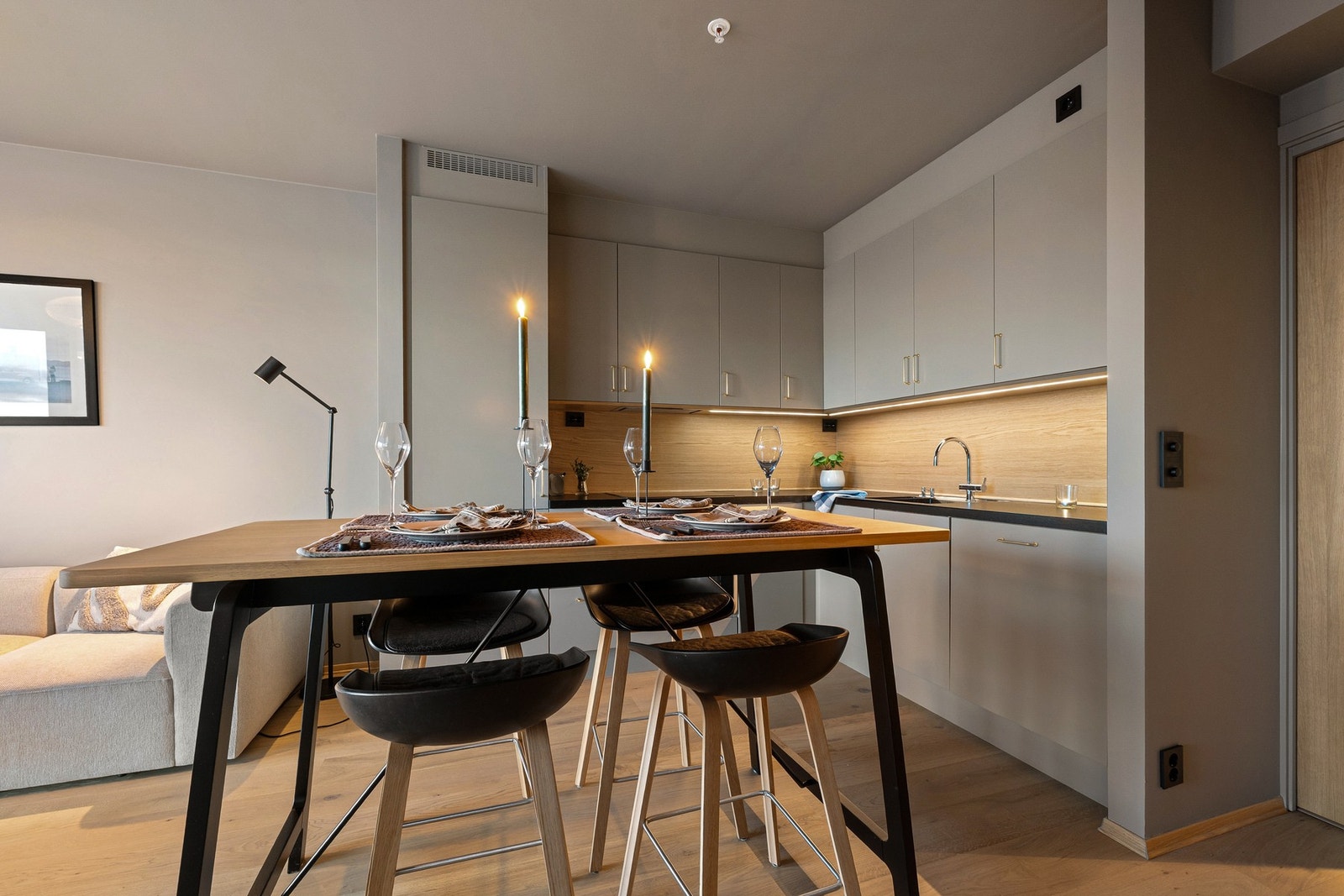 Kjøkkenet er fra HTH og har nye fronter montert. Kjøl/frys fra 2024. Galleribilde