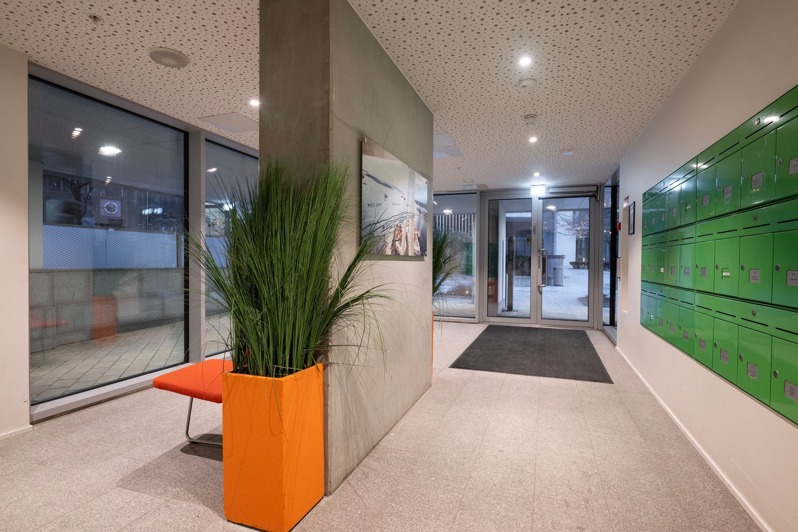 Inngangspartiet til bygget fremstår moderne og delikat. Galleribilde