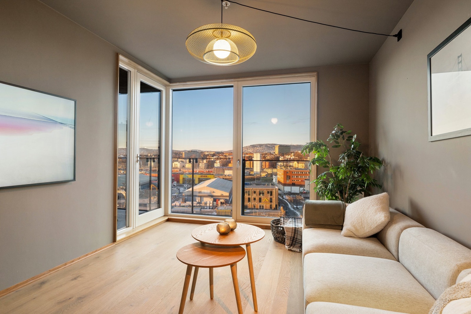 Store vindusflater fra gulv til tak sørger for et flott lysinnslipp. Galleribilde