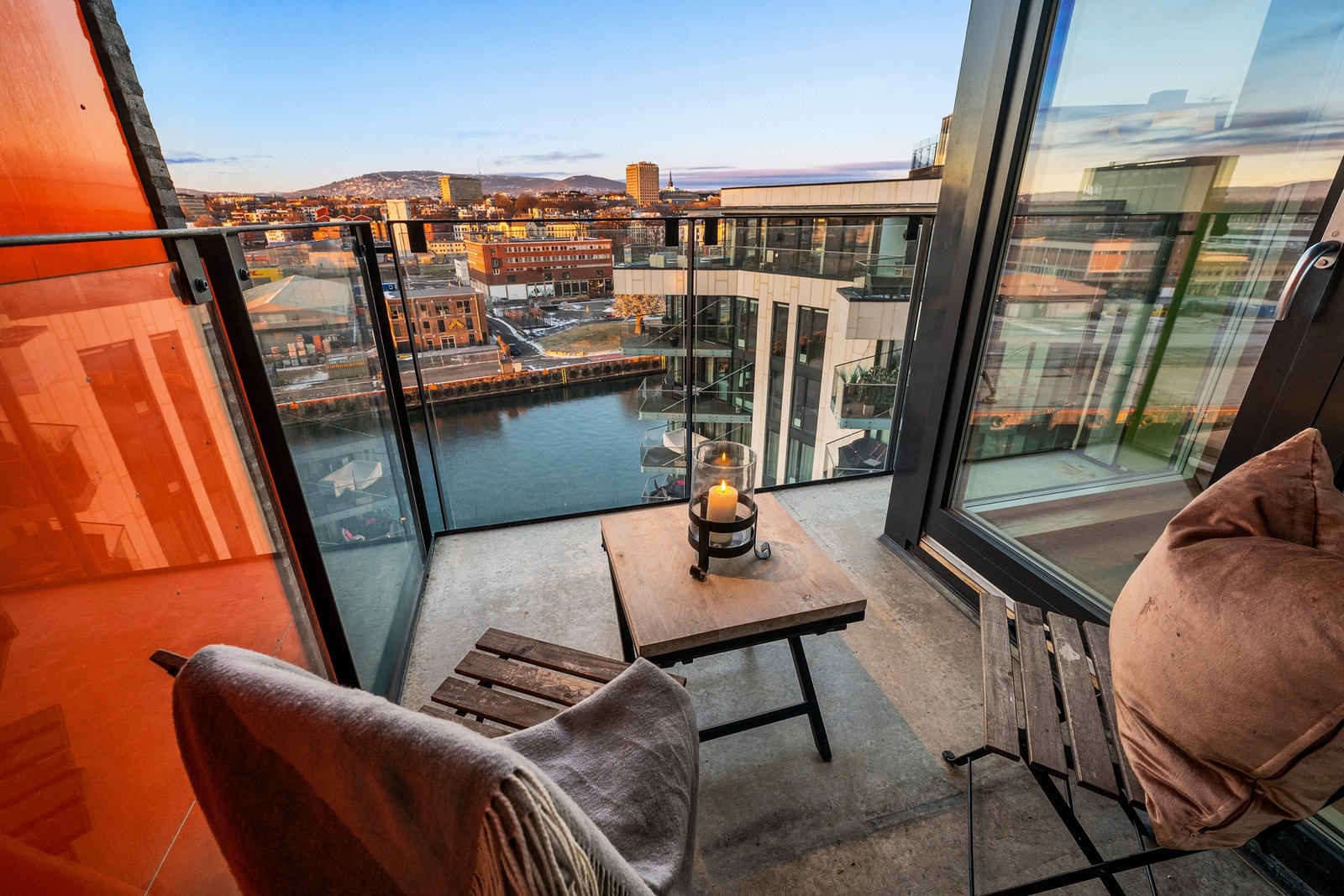 Leiligheten har en nordvestvendt balkong som gir kveldssol og panoramautsikt over byen. Galleribilde