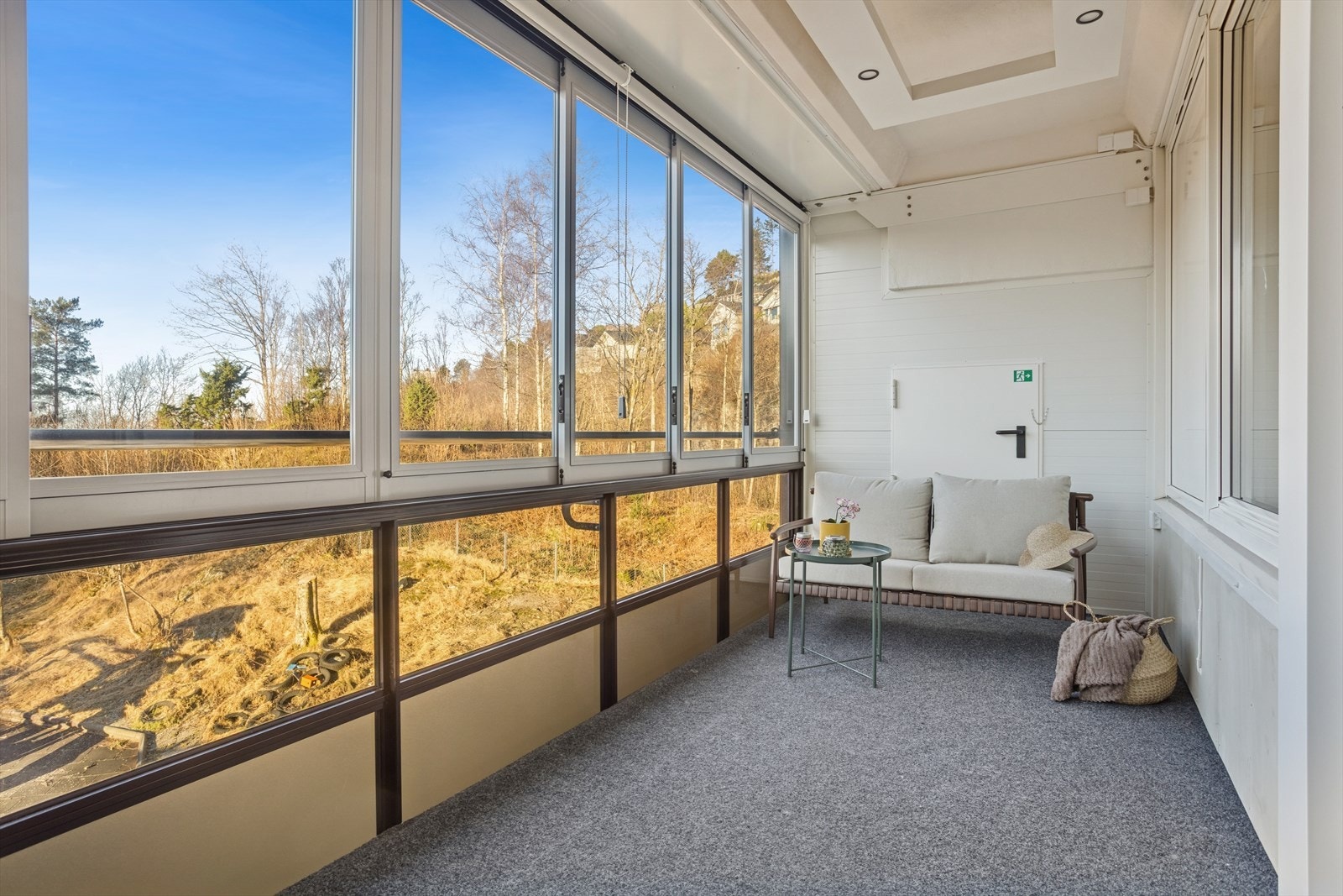 Innglasset veranda på 13 kvm med fin utsikt til grøntområde. Galleribilde