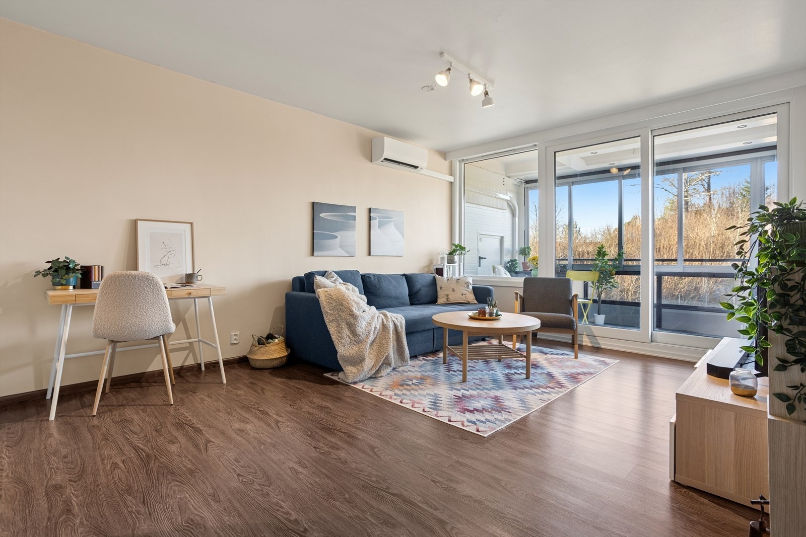 Direkte forbindelse til innglasset veranda gir en naturlig forlengelse av stuen. Galleribilde