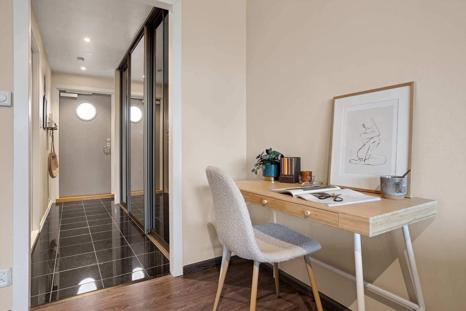 Arbeidsplass i tilknytning til entrèen. Galleribilde