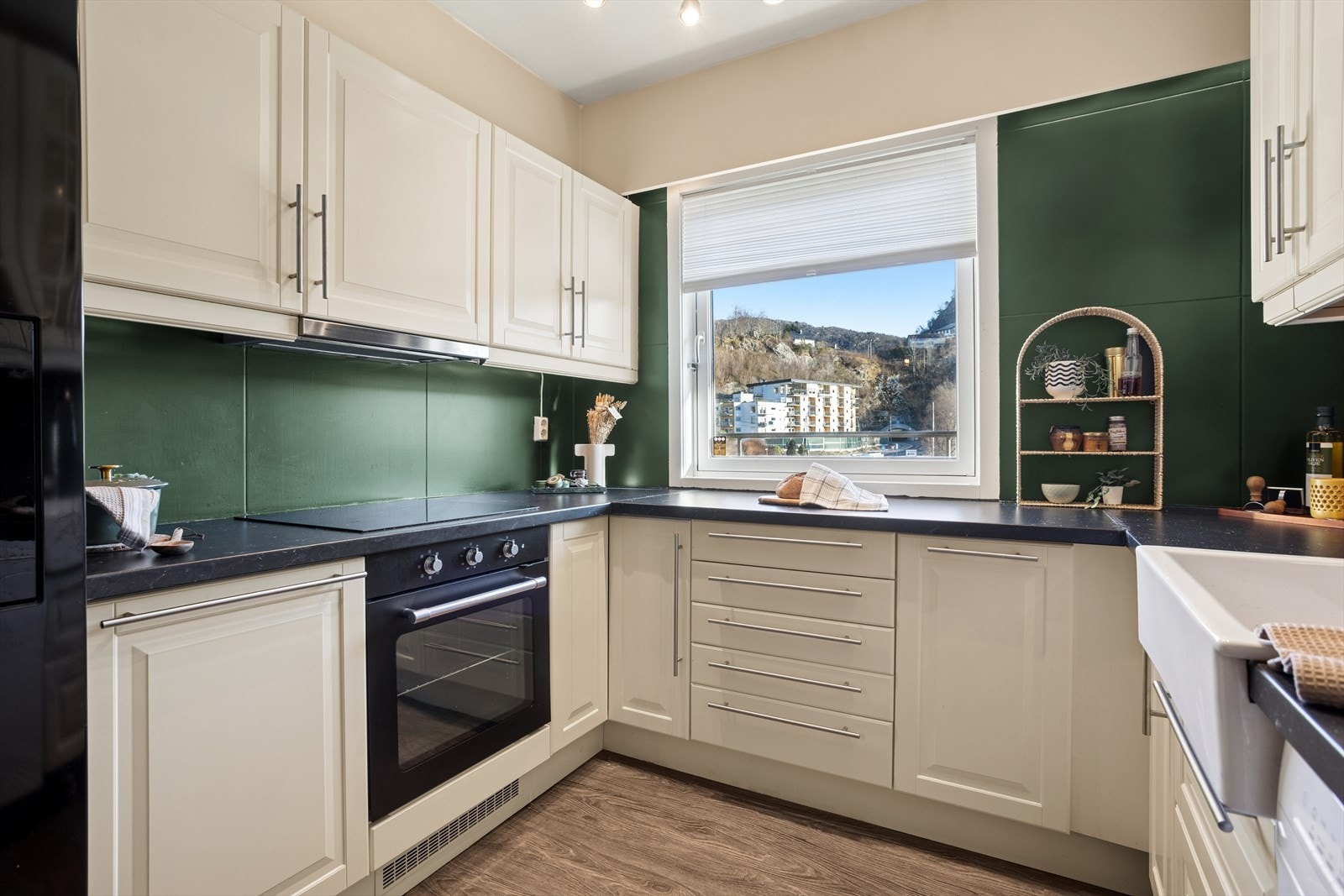 Meget bra med skap- og benkeplass. Galleribilde