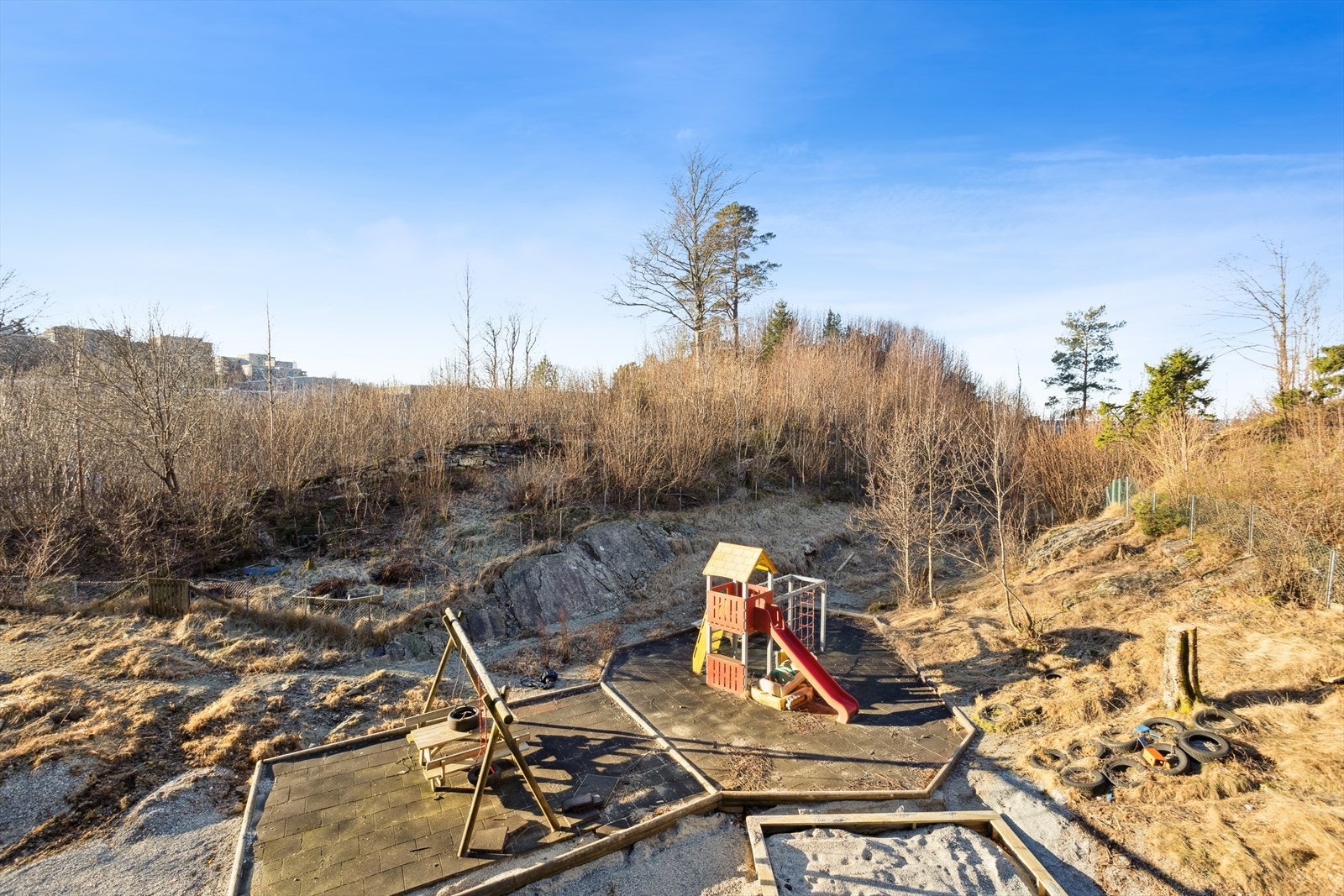 Borettslaget har fine fellesarealer opparbeidet med lekeområder, store flotte grøntarealer og fin beplantning. Galleribilde