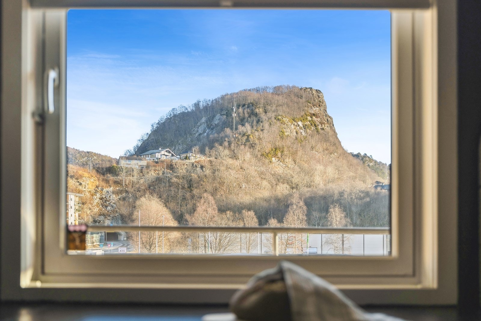 Hyggelig utsikt til Toppenipa fra kjøkkenvinduet. Galleribilde