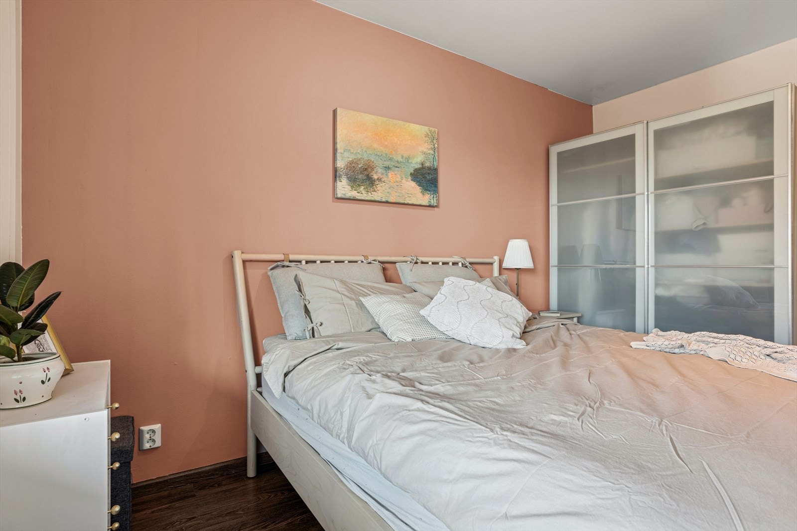 Romslig soverom med plass til dobbeltseng og tilhørende møbler. Galleribilde