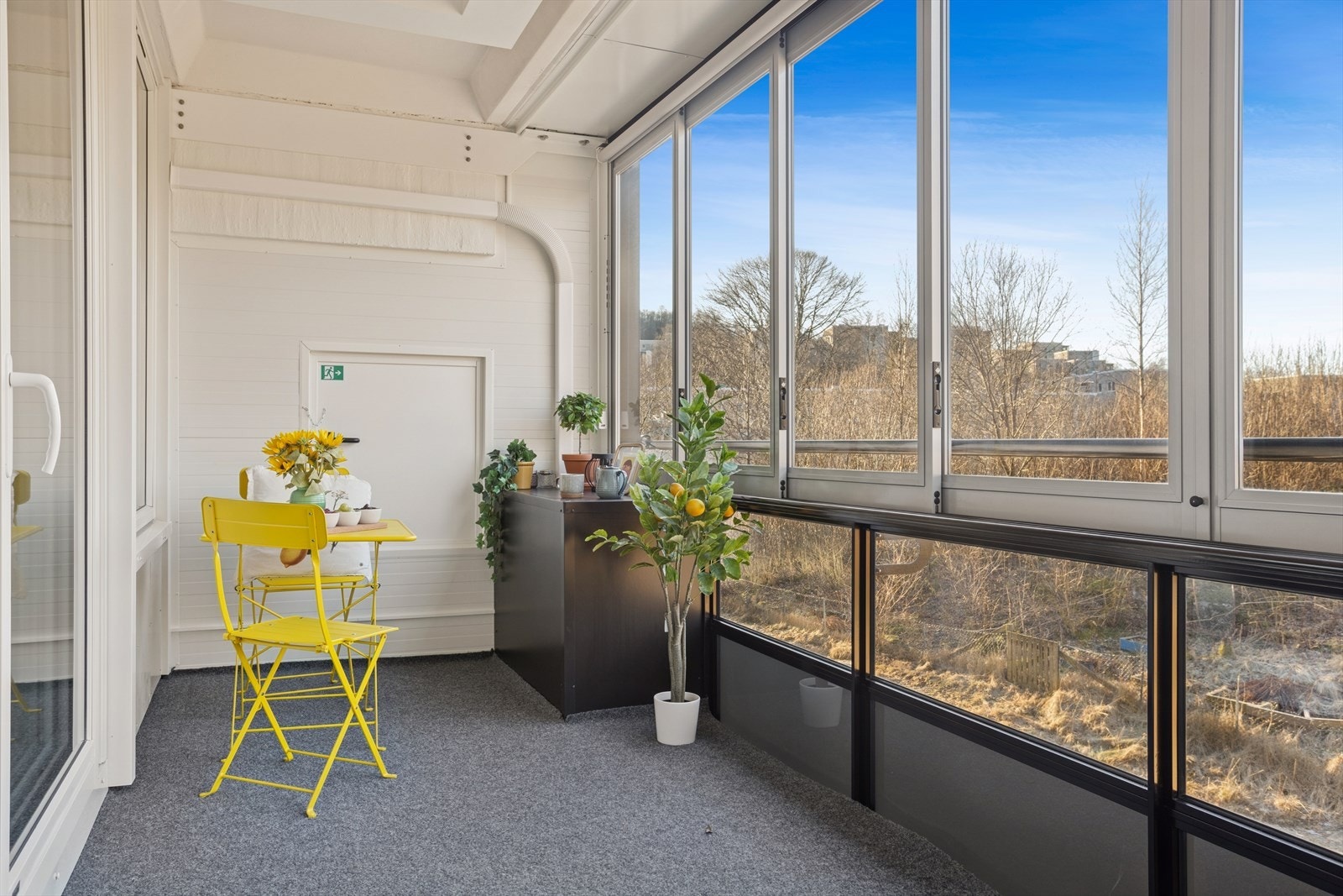 Verandaen blir en fin forlengelse av stuen med plass til ulike møbler. Galleribilde