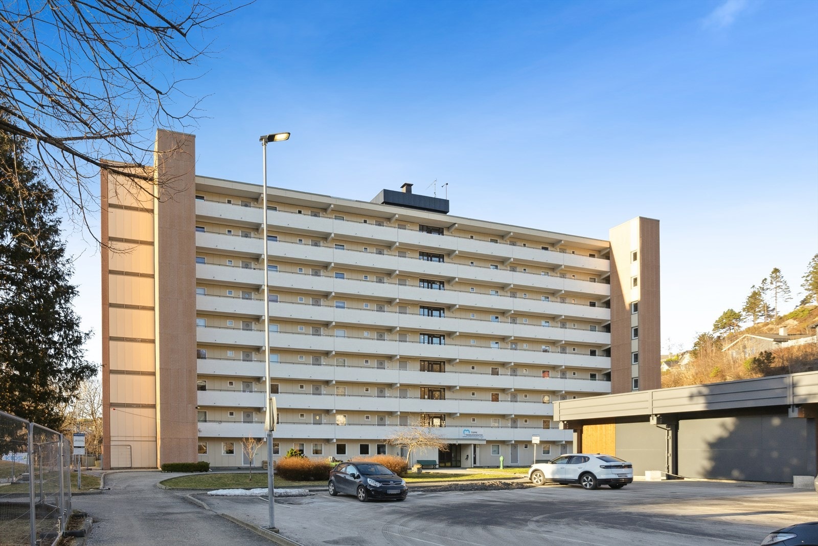 Eiendommen ligger i et veletablert boligområde med nærhet til både natur og byliv, noe som gir en praktisk og komfortabel hverdag. Galleribilde