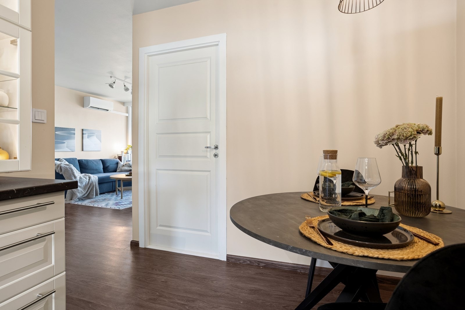 Delvis åpent mellom stue og kjøkken gir fin sammenheng i rommet. Galleribilde