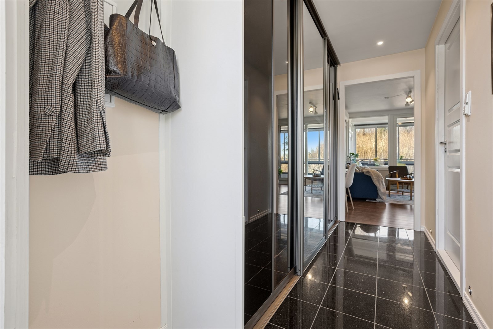 Skyvedørsgarderobe gir effektiv oppbevaring i entréen. Galleribilde