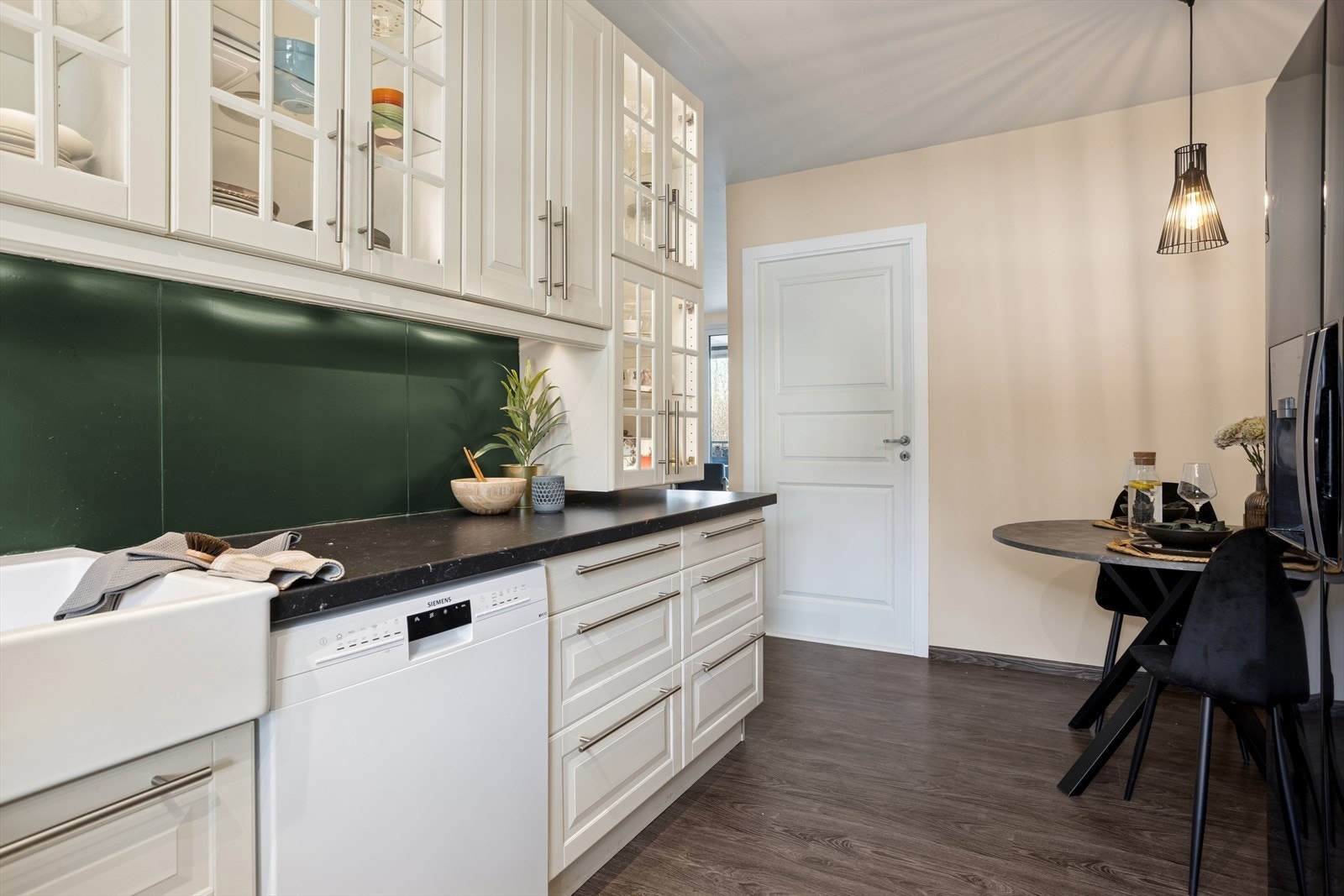 Deler av kjøkkenskapene har glassdører og belysning. Galleribilde