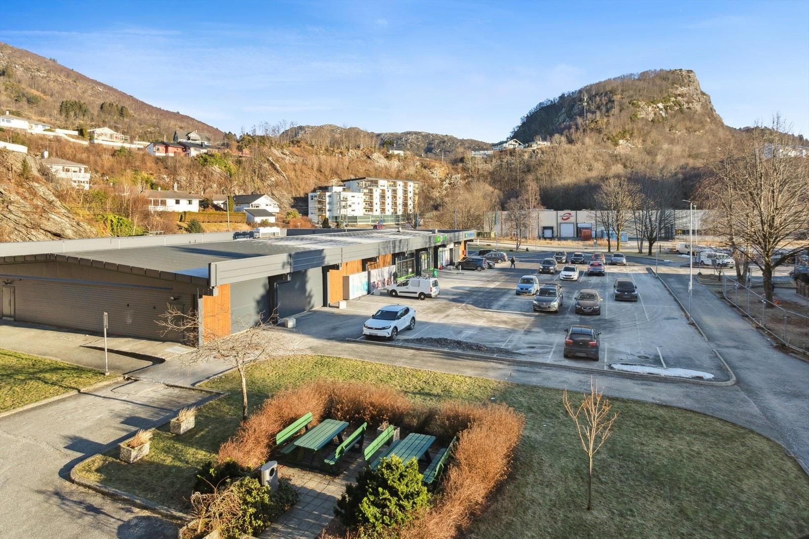 Leiligheten har umiddelbar nærhet til dagligvarebutikk og frisør. Galleribilde