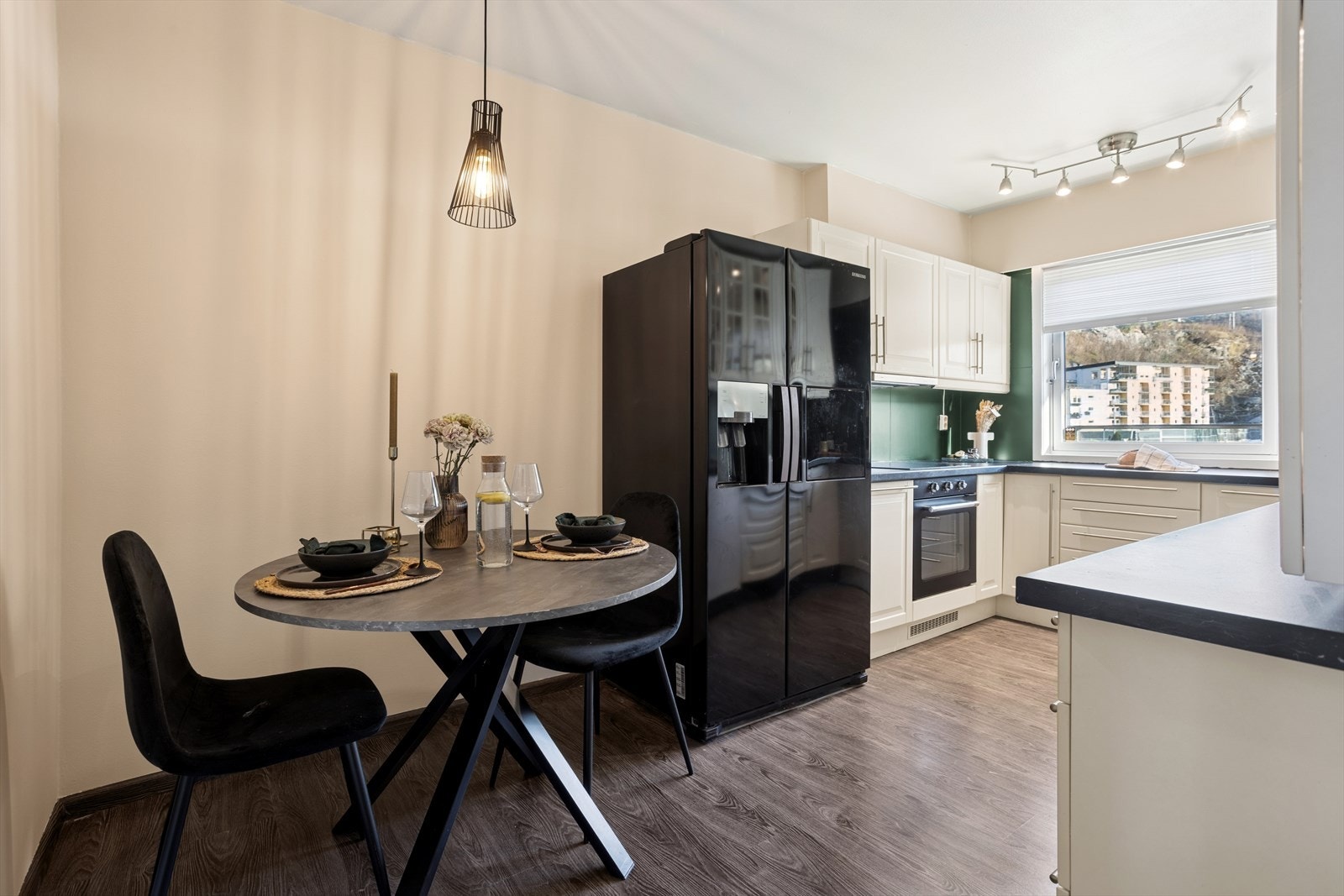 Plass til spisebord i tilknytning til kjøkkenet. Galleribilde