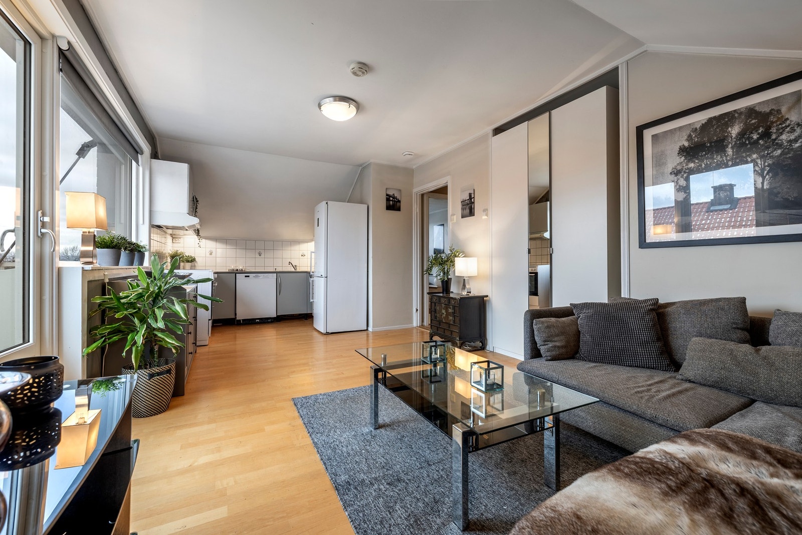 Stue og kjøkken i åpen løsning Galleribilde