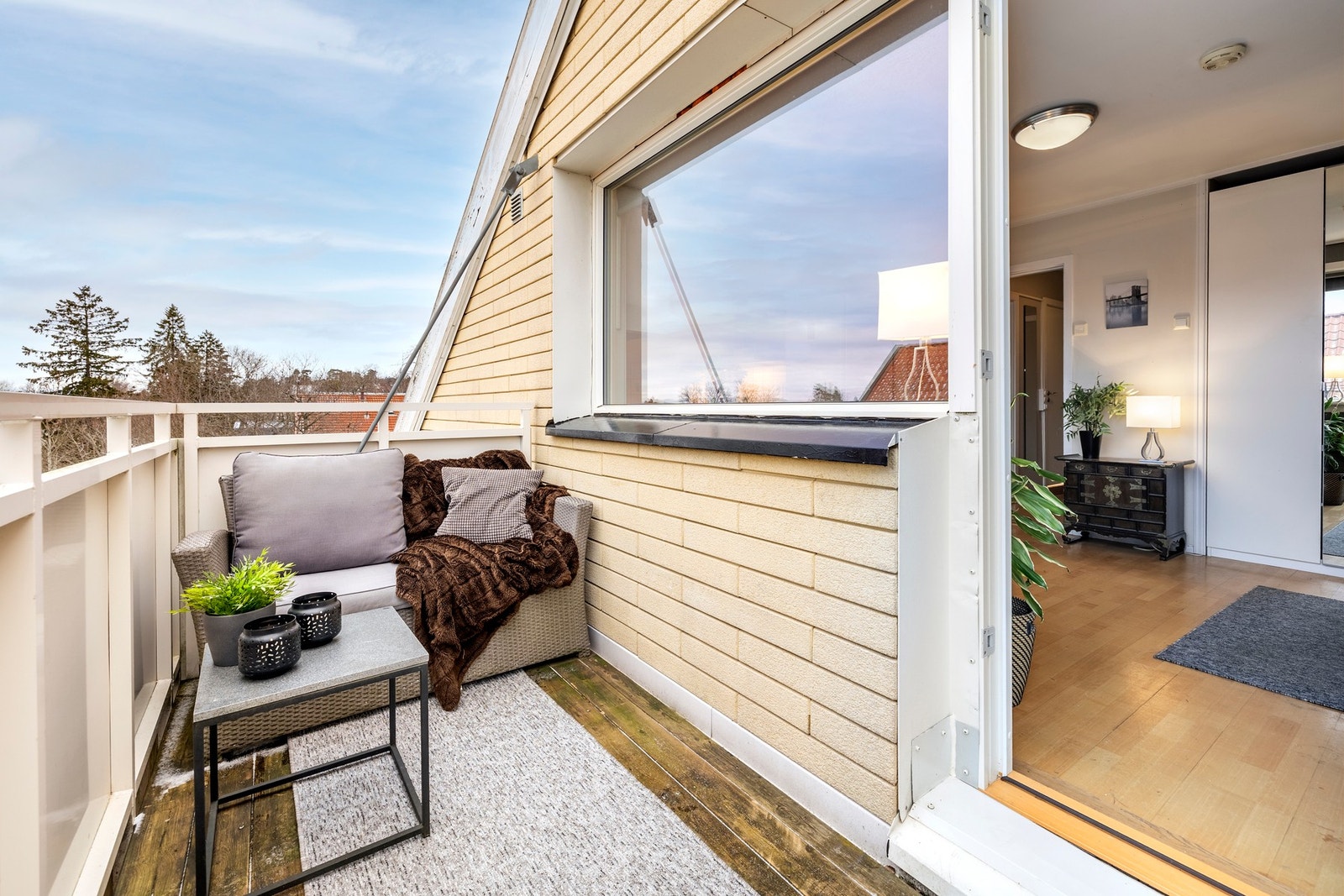 Romslig balkong med gode solforhold og vidstrakt utsikt Galleribilde