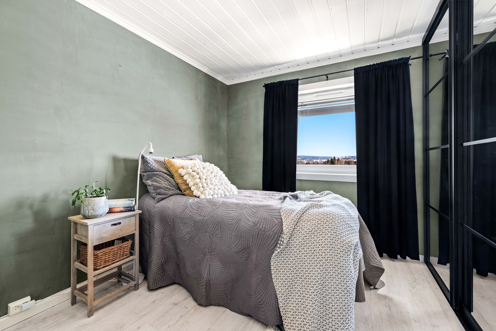 Leiligheten har 3 soverom, alle med garderobeskap og plass til seng. Galleribilde