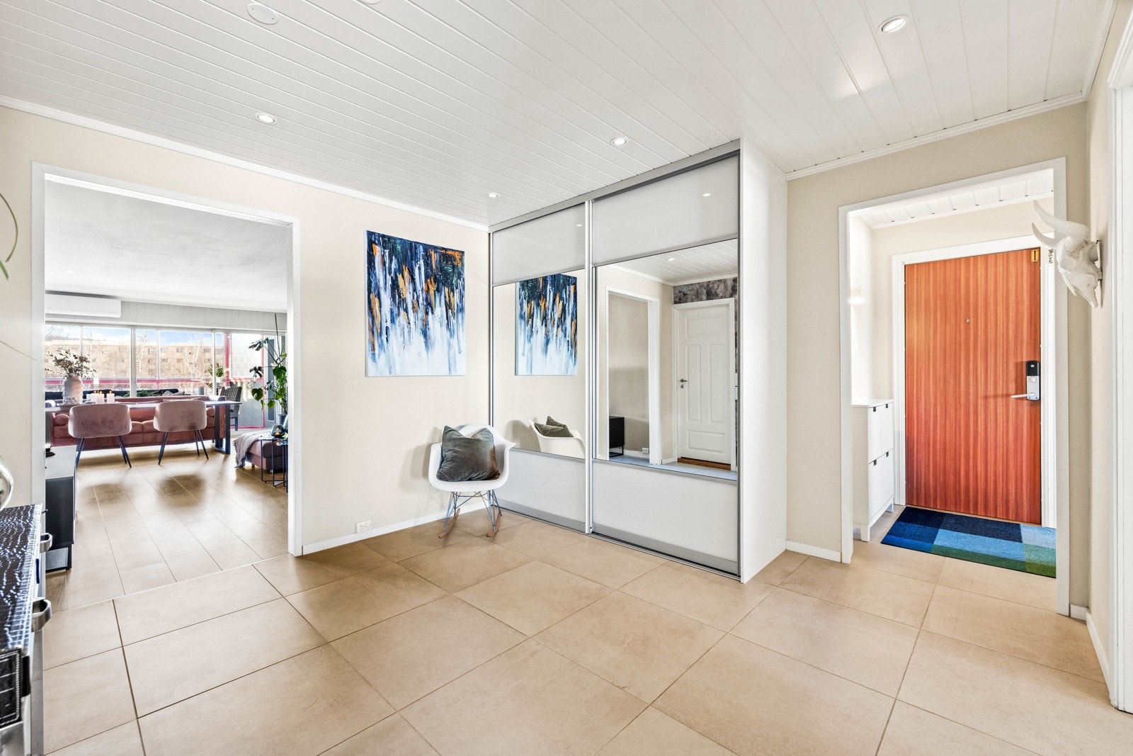 Stor entré og gang med flislagt gulv med varmekabler, garderobeløsning og praktisk kodelås på ytterdøren. (Boden i gangen er fjernet- tiltaket er ikke omsøkt eller godkjent). Galleribilde