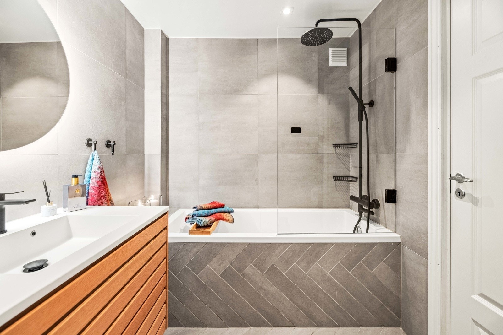 Leiligheten har to fine baderom. Det største badet ble pusset opp i 2020. Galleribilde