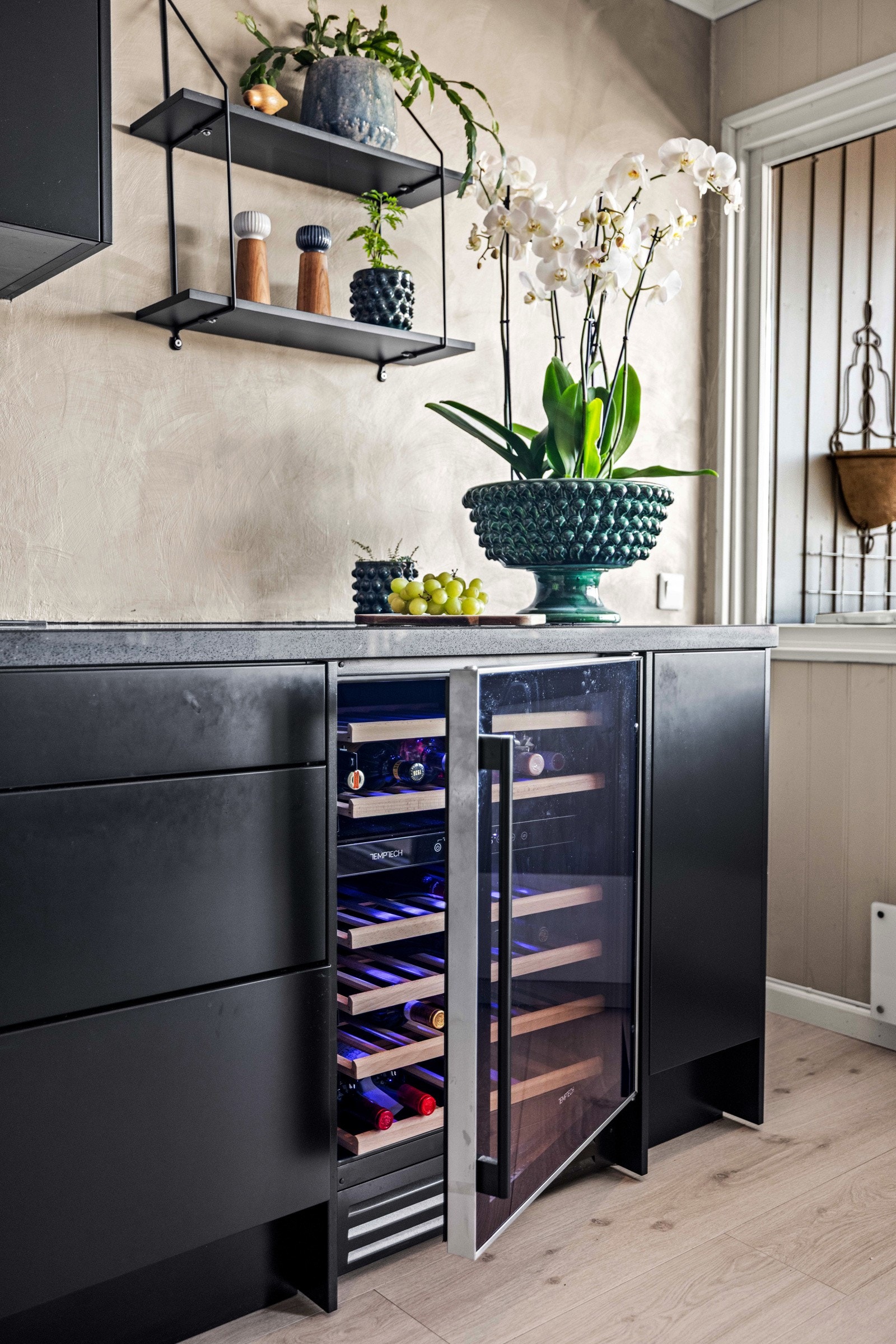 Integrerte hvitevarer med vinskap medfølger i salget. Galleribilde