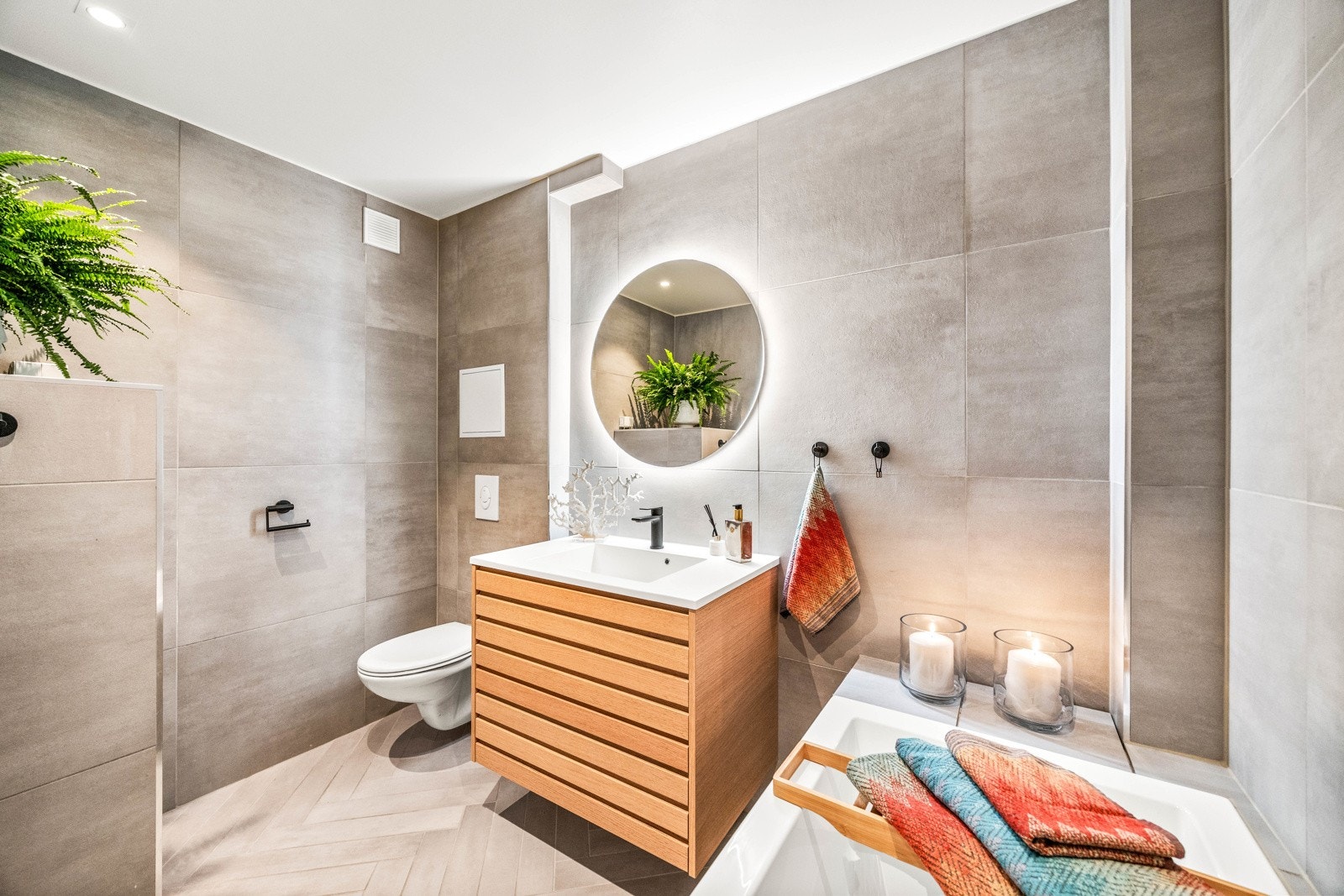 Rommet har flislagt gulv og vegger, samt spotbelysning i taket. Galleribilde