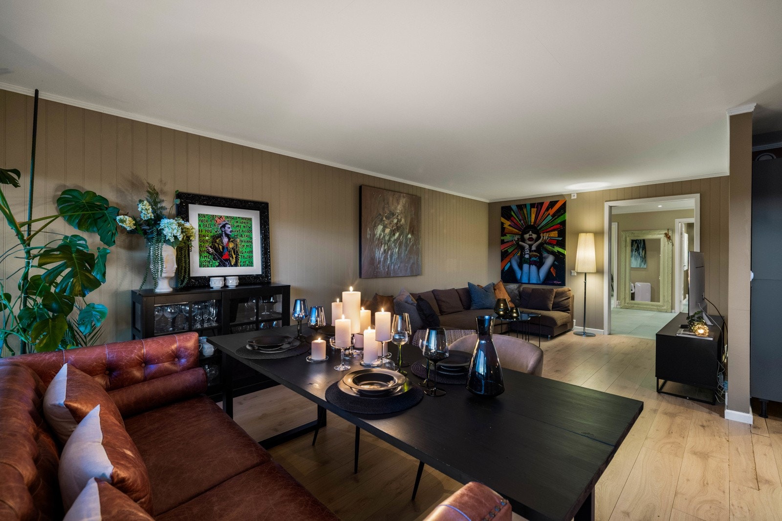 Allrommet har laminatgulv og vegger malt i dus farge. Galleribilde