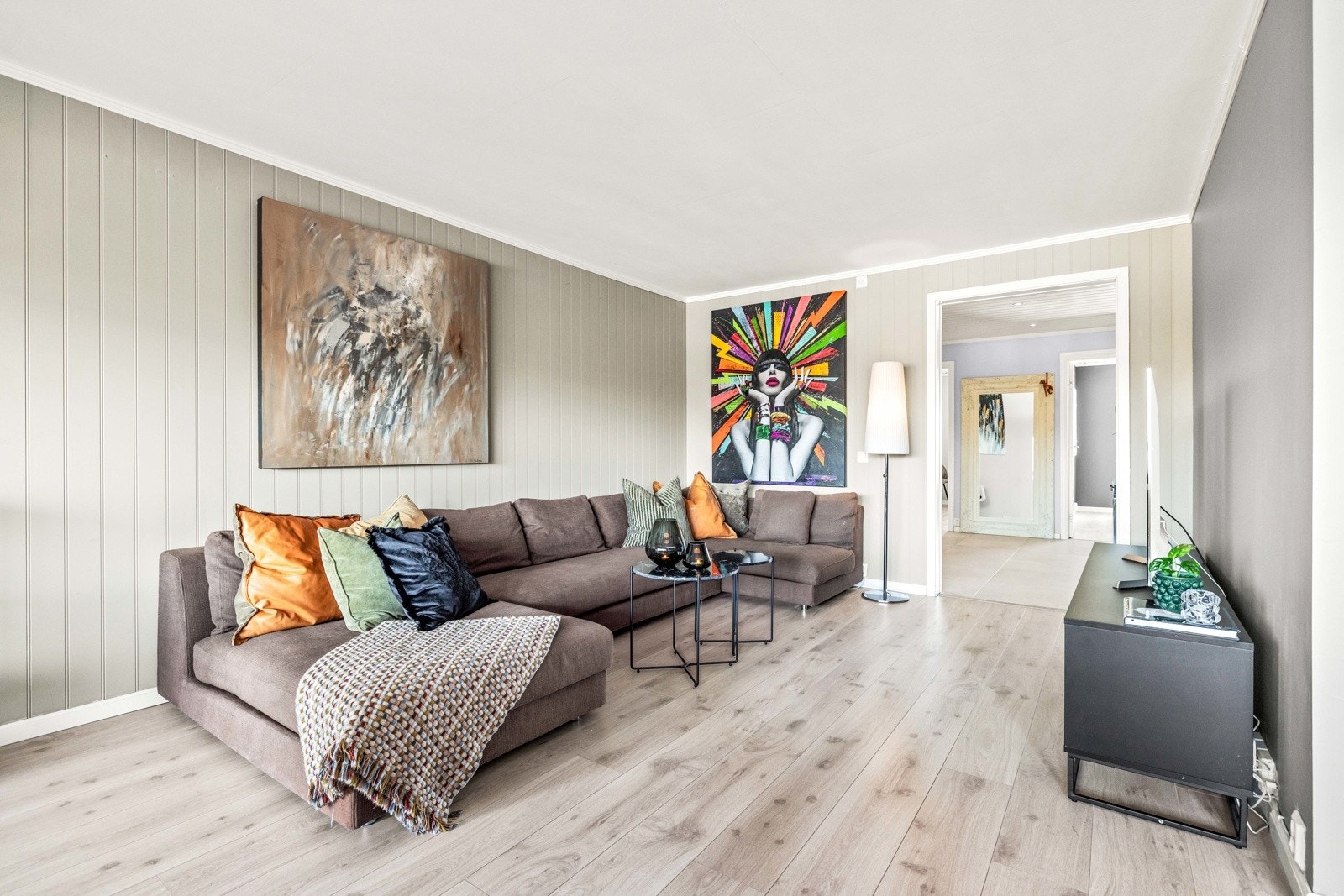 Det er naturlige soner for sofagruppe, tv og spisebord. Galleribilde