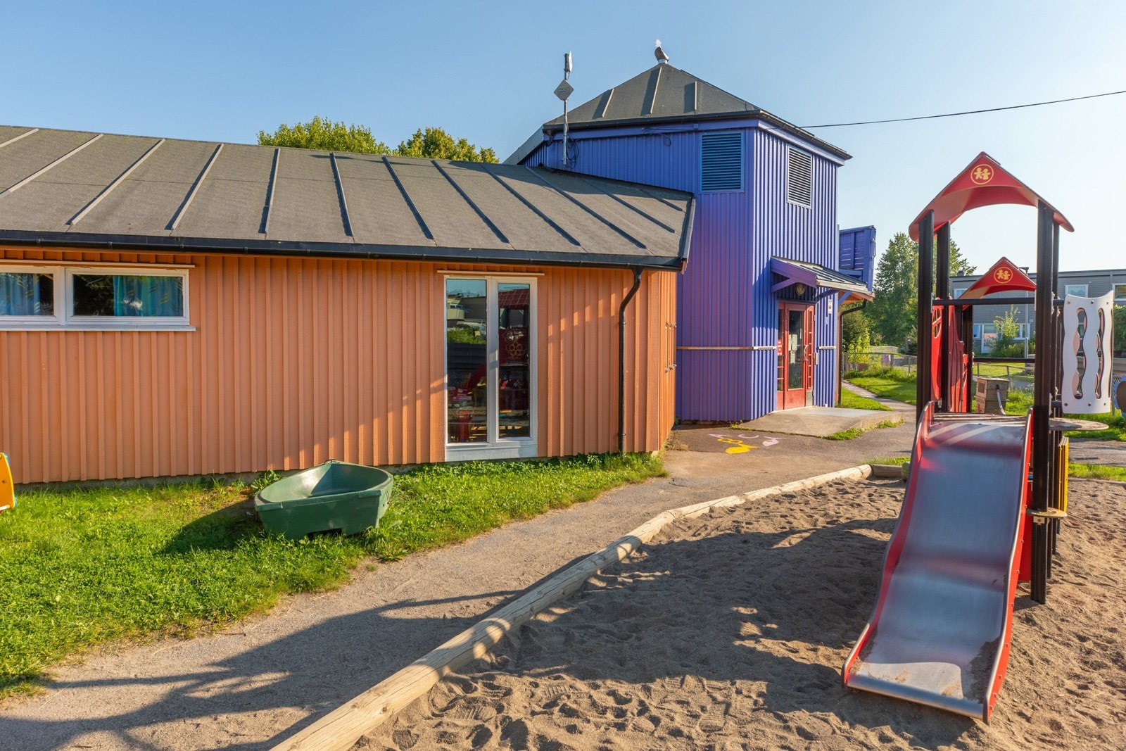 Fra leiligheten er det gangavstand til flere barnehager. Her ved Melby barnehage. Galleribilde