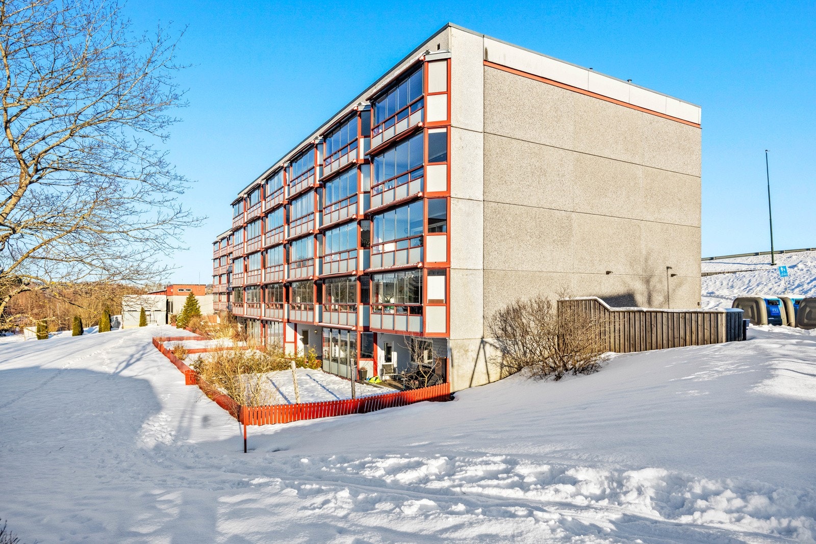 Leiligheten ligger i nest øverste etasje og vender ut mot vest. Galleribilde