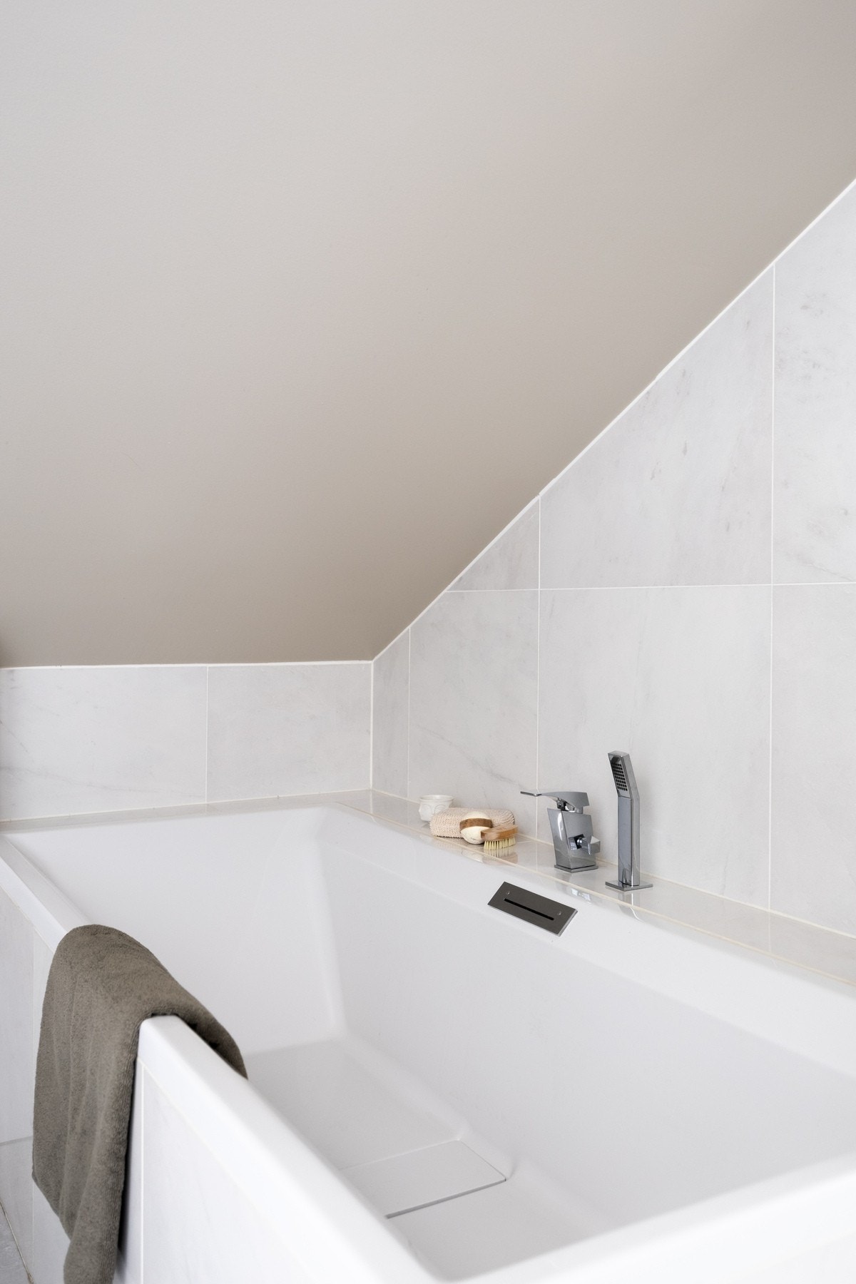 Praktisk badekar i hjørnet. Galleribilde