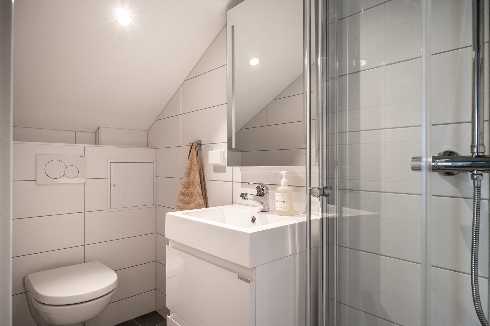 Pent baderom fra omkring 2018 med flislagt gulv med varme. Galleribilde