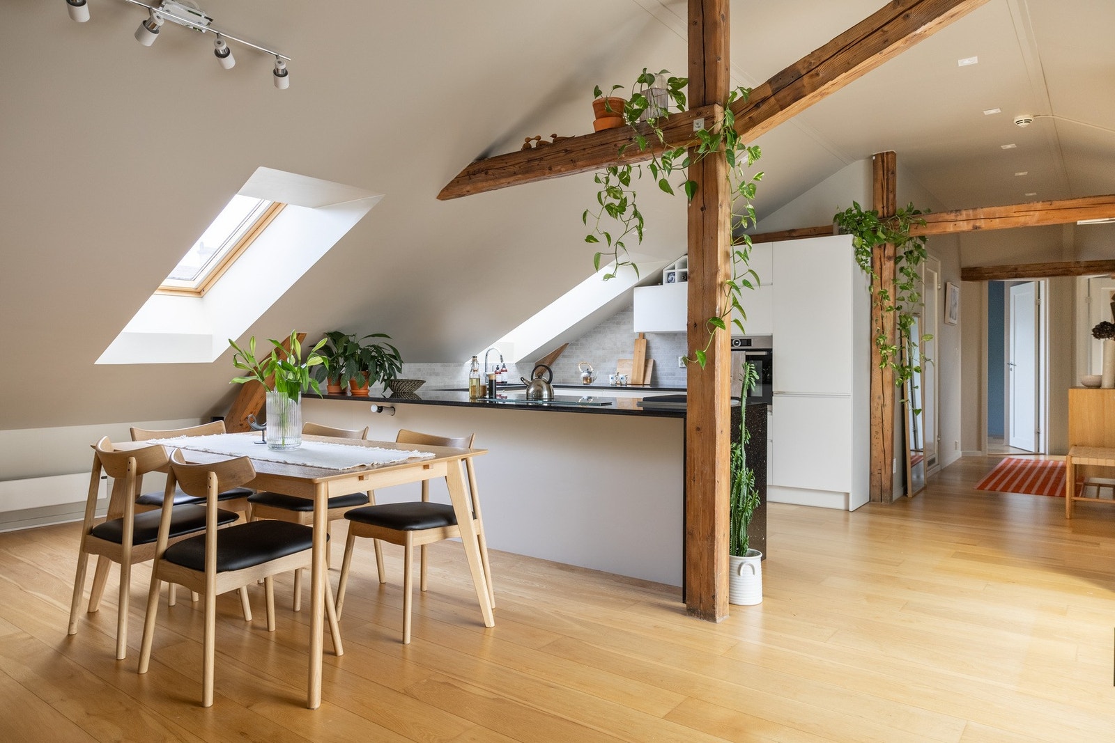 Praktisk planløsning med åpen kjøkkenløsning mot stue. Galleribilde