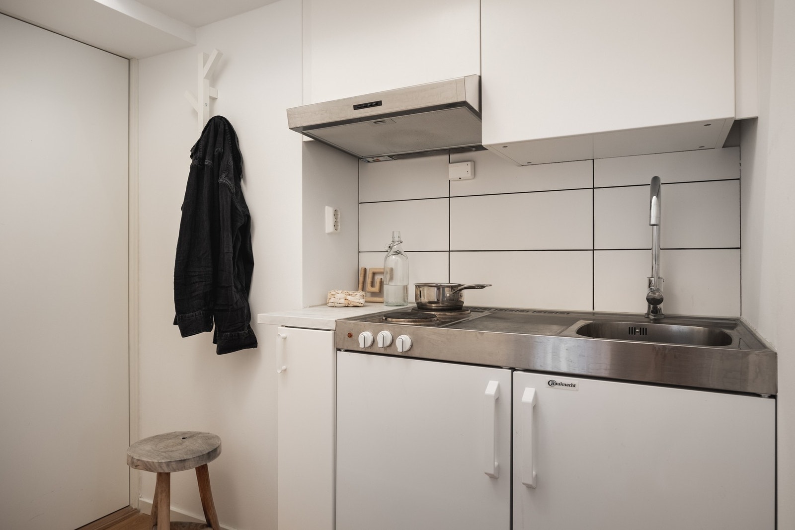 Praktisk mindre hybelkjøkken vendt mot stue fra omkring 2018. Galleribilde