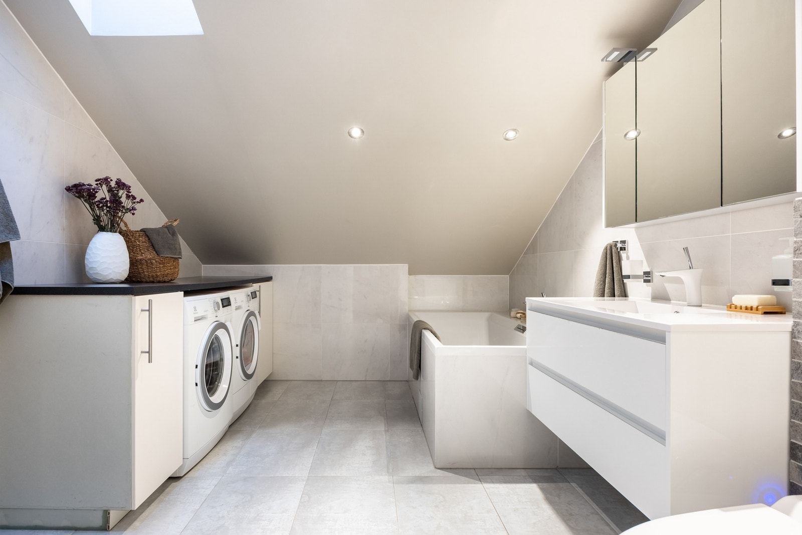 Romslig og pent baderom fra ombyggingsåret 2015/2016 med gulvvarme. Galleribilde