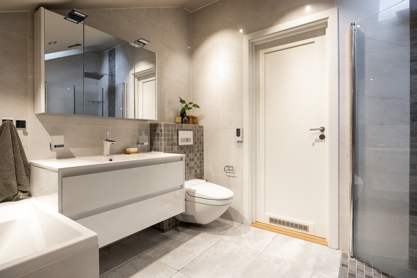 Vegghengt spyletoalett med fjernkontroll og innebygget sisterne. Galleribilde