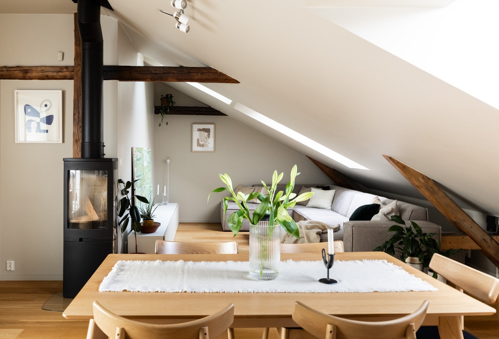 Unike detaljer og moderne peis som skaper en behagelig varme. Galleribilde