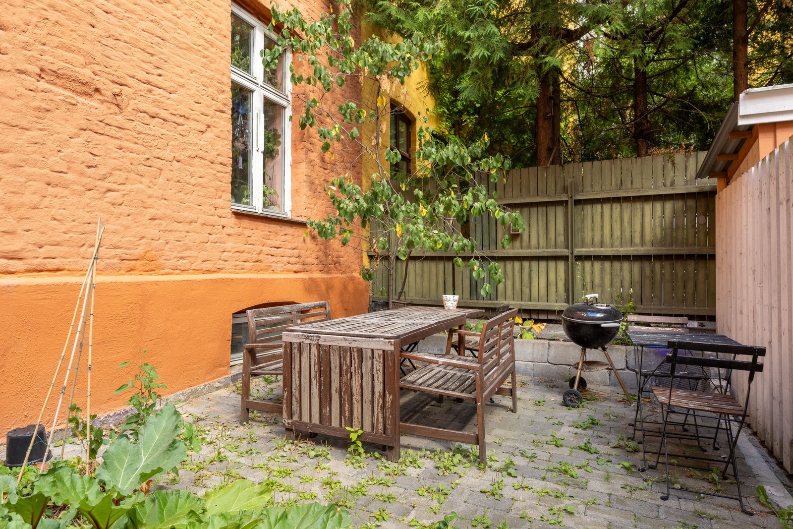 Veldrevet borettslag med pene opparbeidet bakgård med sittegrupper. Galleribilde