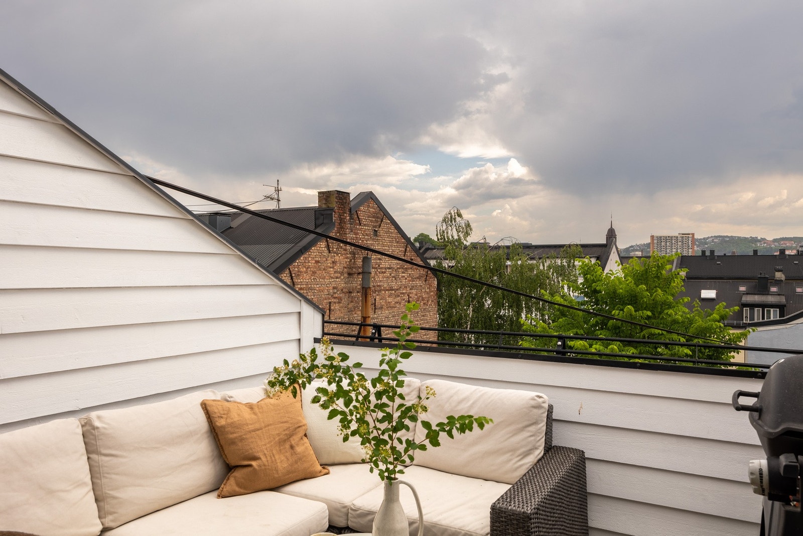 Solrik privat takterrasse vendt mot rolig bakgård. Galleribilde