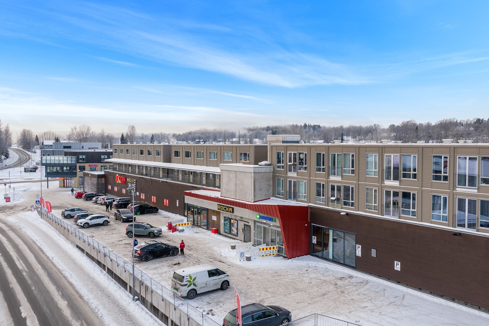 Handelssenteret Amfi Drøbak City med et bredt utvalg butikker ligger kun to minutters gange unna. Galleribilde