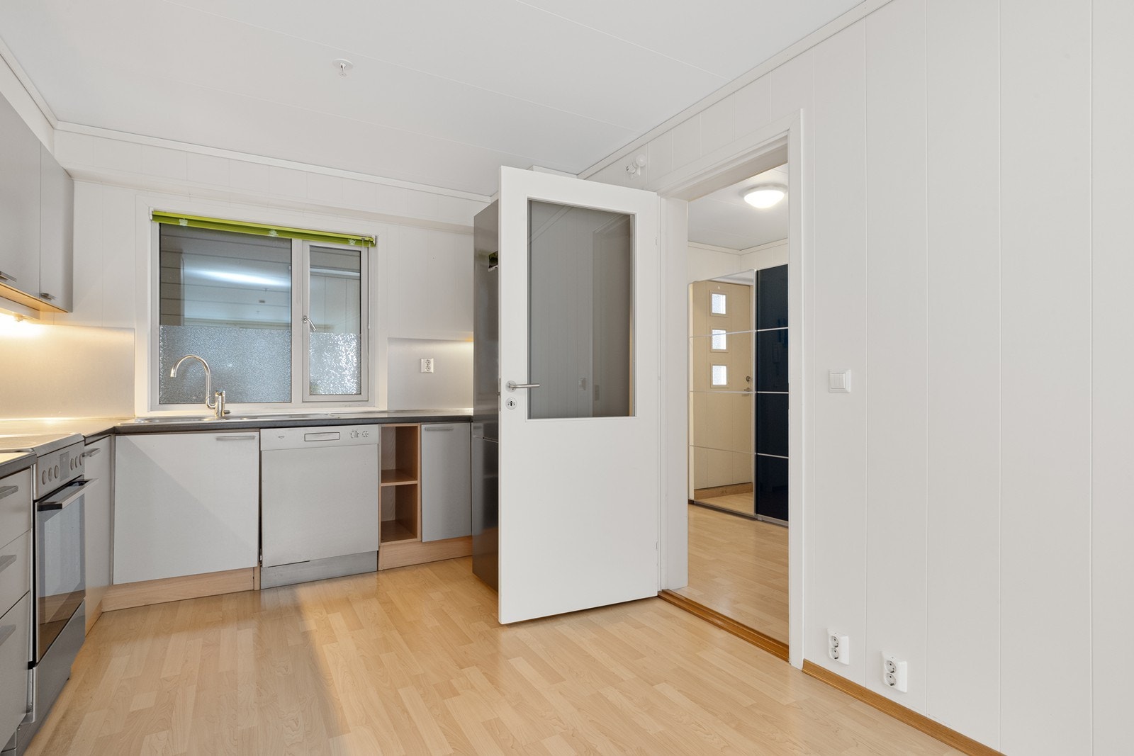 Kjøkkeninnredningen har glatte fronter
og laminat benkeplate. Galleribilde