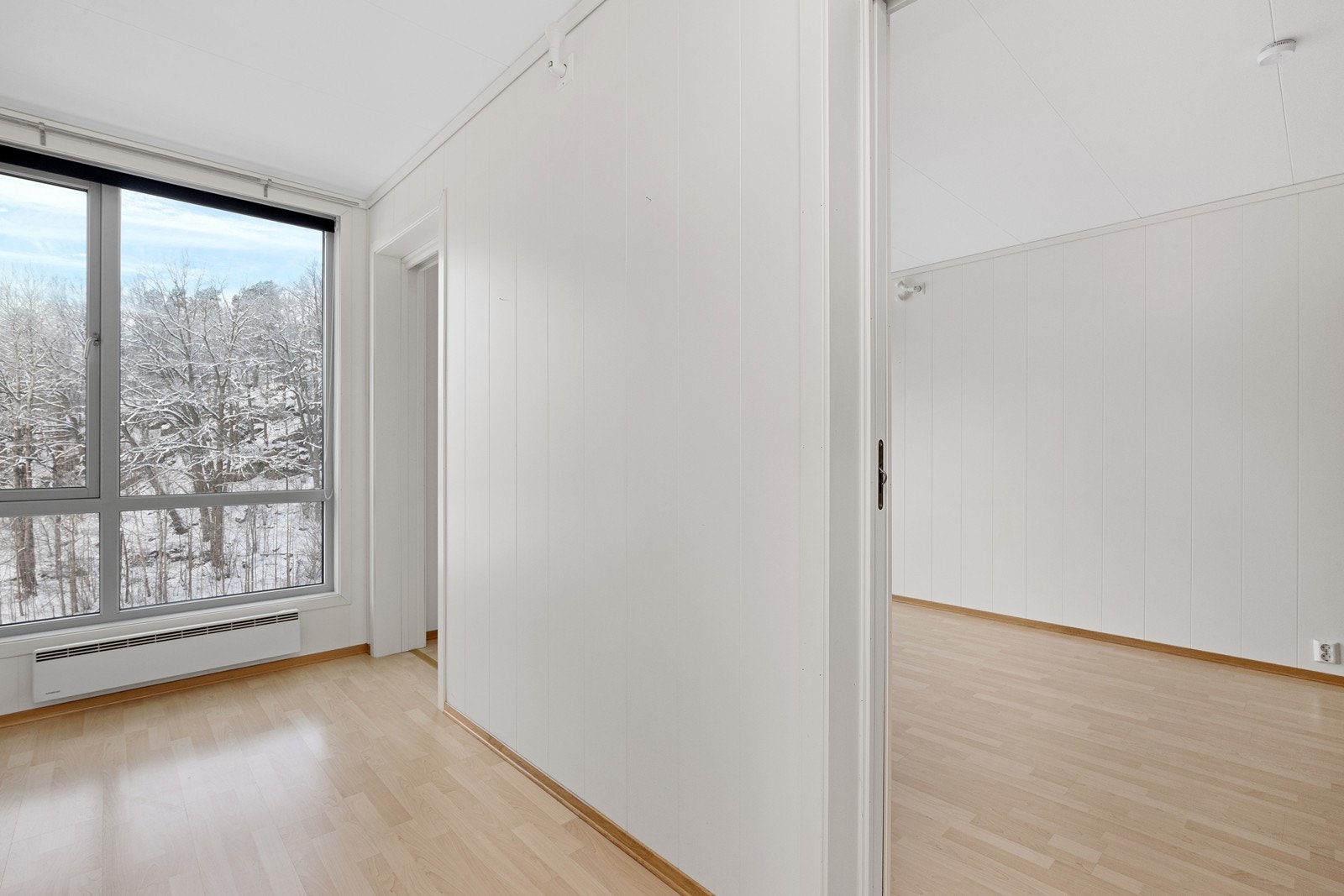 Skyvedører inn fra stue til hver side av sengen Galleribilde