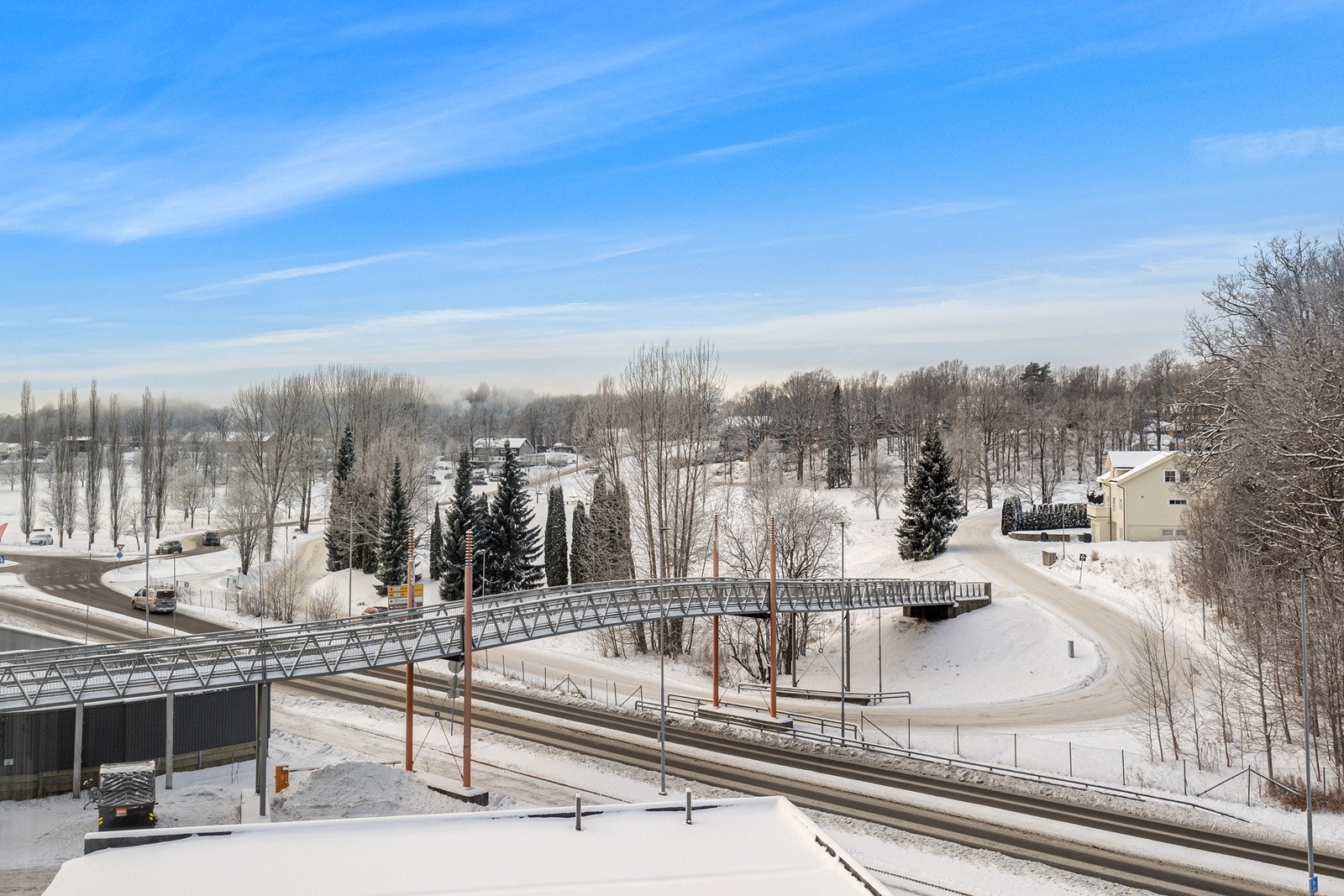 Kort vei Golfbanen og til flotte tur- og rekreasjonsområder i Seierstensmarka, med lysløype om vinteren. Galleribilde