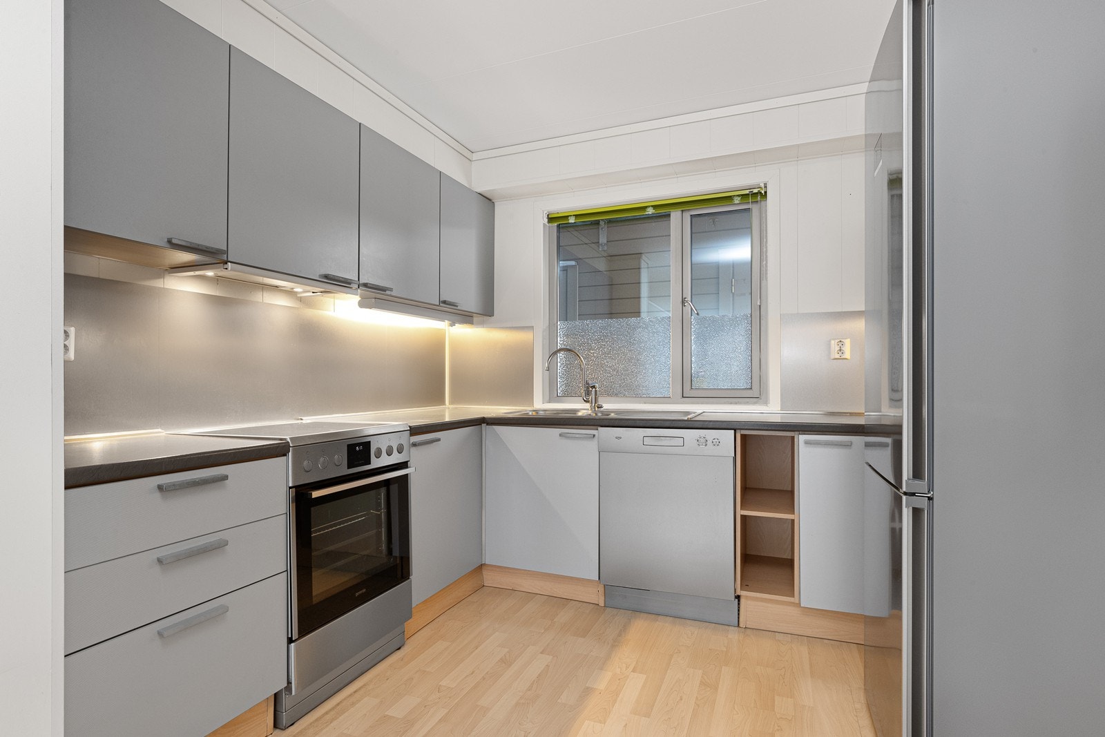 Leiligheten har en åpen stue og kjøkken løsning. Hvitevarer medfølger. Galleribilde