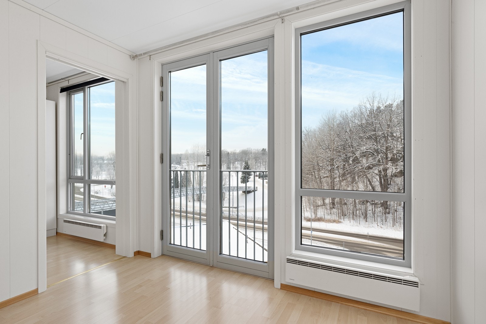 Store vindusflater og utgang til fransk balkong slipper inn rikelig med lys. Galleribilde