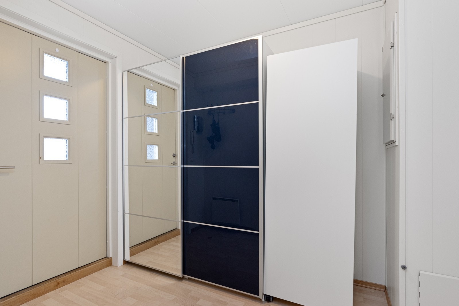 Innbydende entré med garderobeskap Galleribilde