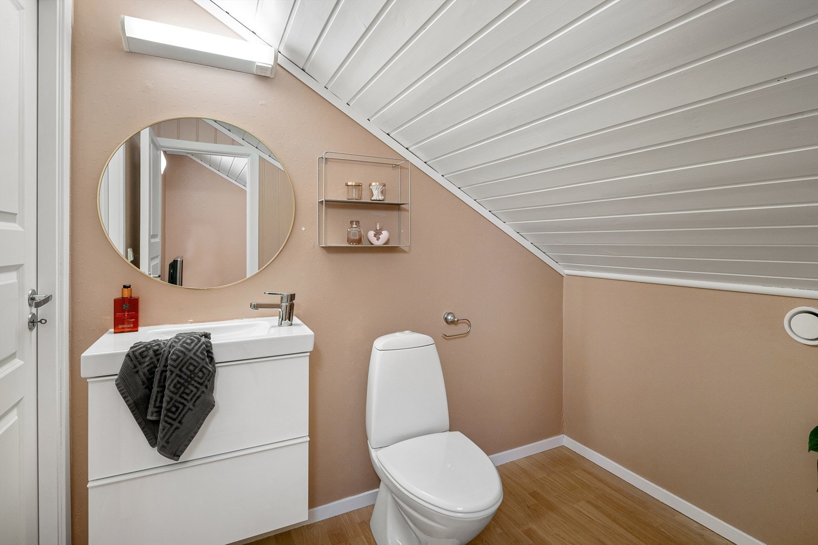 Toalettrom på loft. Galleribilde