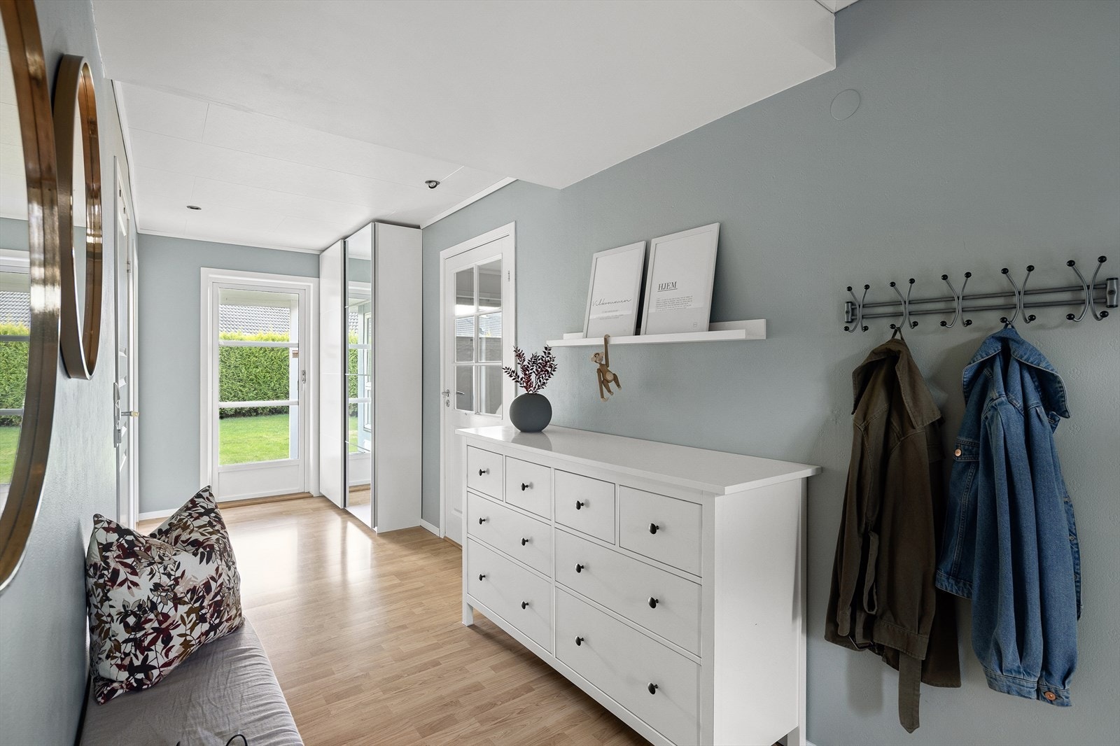 Lys og romslig entré med plass til å henge fra seg yttertøy og sko. Galleribilde