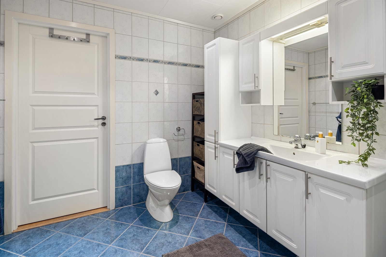 Badet er videre innredet med dusj, wc og servant. Galleribilde